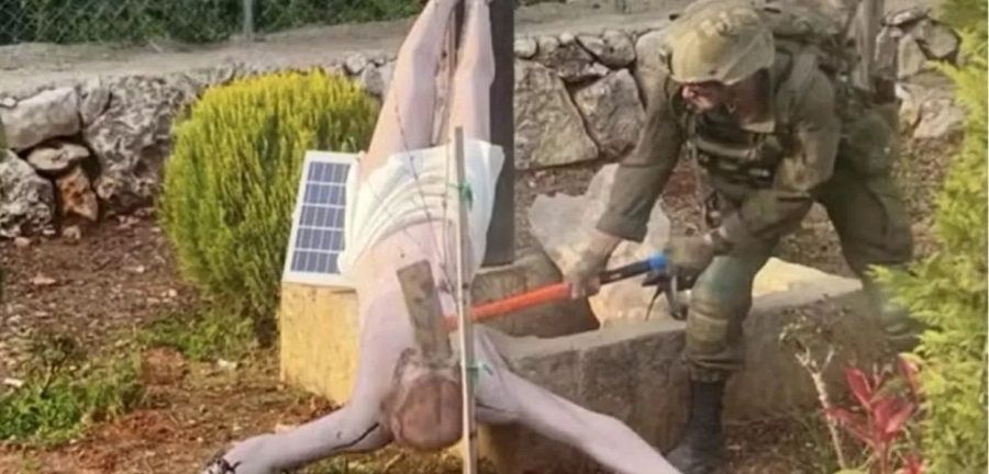 Soldado israelense gera revolta após destruir com marretadas imagem de Jesus Cristo em vila no Líbano